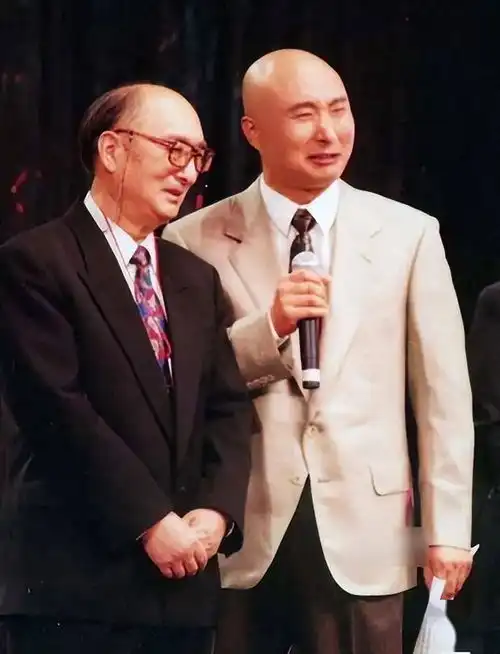 陈佩斯父子清明扫墓引热议艺术之家尽显传统风范,与冯巩成对比

