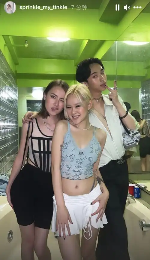 伊能静儿子搂俩女生合影,戴两条项链画眼线,穿深v上衣美甲抢镜
