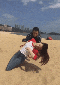 搞笑gif段子妹子,请你放开那孩子,有什么事冲我来
