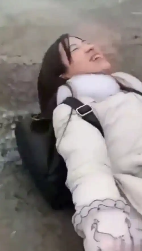 搞笑瞬间,美女投石问路,笑翻众人
