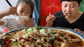 今天做个地方特色小吃,柴火大锅一做,金黄酥脆,一出锅看馋了
