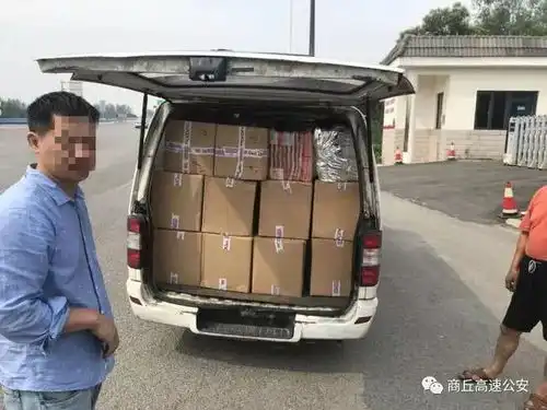 小客车超载压瘪轮胎变形商丘交警带离高速卸货
