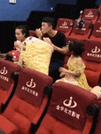搞笑gif趣图这是一只不正经的二哈,竟然这样偷懒睡觉
