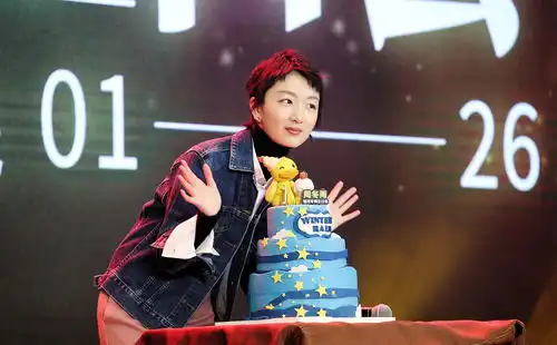 周冬雨生日会各种搞怪,清纯美少女在逗比的道路上,越走越远
