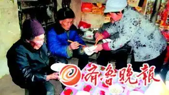 20年没回家过年环卫工夫妻回老家过元宵节
