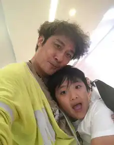 吴镇宇嘟嘴向儿子索吻,费曼很不情愿地舔了一下爸爸
