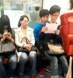 大妈看不下去了,现在的小孩儿都没人管了