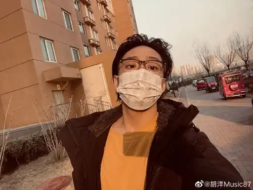 34岁黄龄新男友身份疑曝光,长相普通不及许嵩,曾戴婚戒引发质疑
