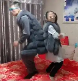 时髦奶爸带女儿走红,家有搞笑父女二人组,真是欢乐多
