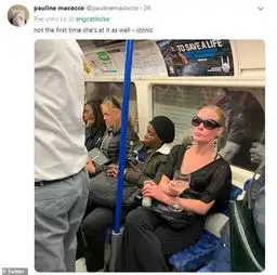 真精致英国女子地铁喝酒自带高脚杯