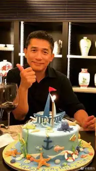 李亚鹏秃顶黄磊放飞自我陈奕迅光膀子太吓人,人到中年后的男神们怎么都成了这样
