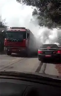 爆笑gif上身像个球,下身冻成狗为了体现不是冻的慌,走路还要抖三抖
