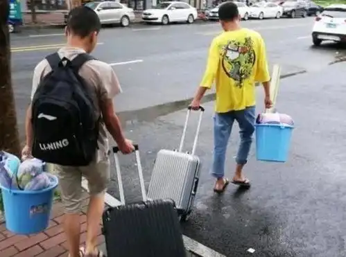 年轻人的提桶跑路,为何会逐渐演变成,一种普遍的社会现象
