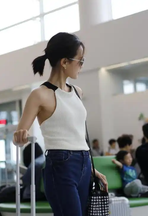 李一桐真够自信,机场图不p直接放出来,腋下副乳太真实

