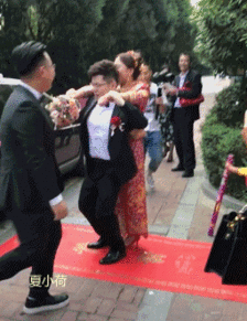 搞笑gif趣图伴娘堵门要红包,拆掉大门畅通无阻啊
