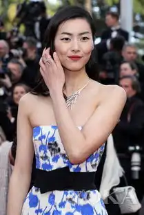 戴耳骨夹画鬼魅妆今年戛纳仿佛是暮光女小k的专场
