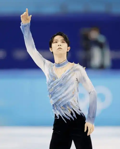 羽生结弦的比赛服竟然比高定都贵设计手稿曝光镶近3000颗水晶工艺
