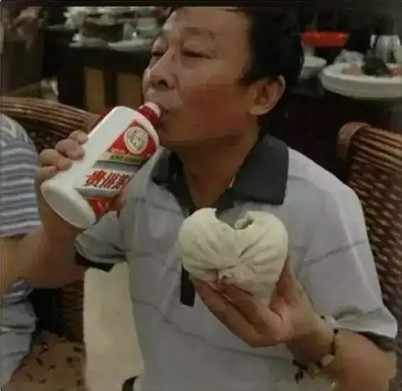 搞笑趣图吃包子就着茅台喝,大哥这做派真是土豪啊
