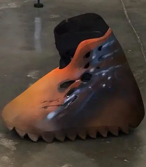 侃爷再次晒出怪异yeezy新鞋网友的恶搞太逗了
