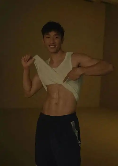 八块腹肌的网红健身博主,这身肌肉馋哭了好多人
