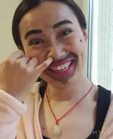 微博掀假胡子大赛萌妹子一秒变女神经
