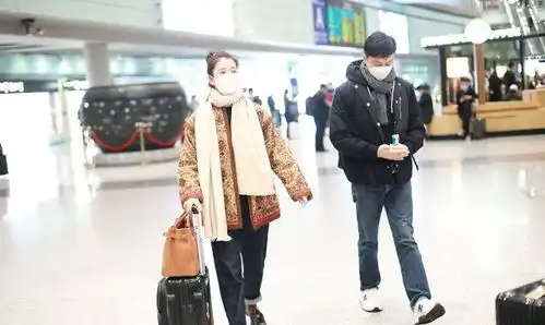 袁咏仪穿花色棉衣戴着白围巾依旧清新,张智霖潇洒有范变潮男
