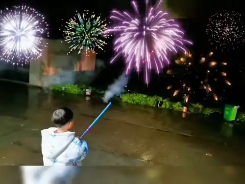 烟花气氛搞起来送你满天星辰一起放烟花
