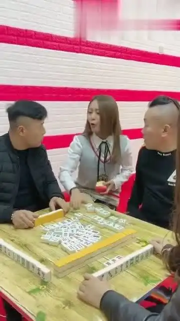 爆笑打麻将,美女在一旁瞎指挥,被小伙一顿胖揍
