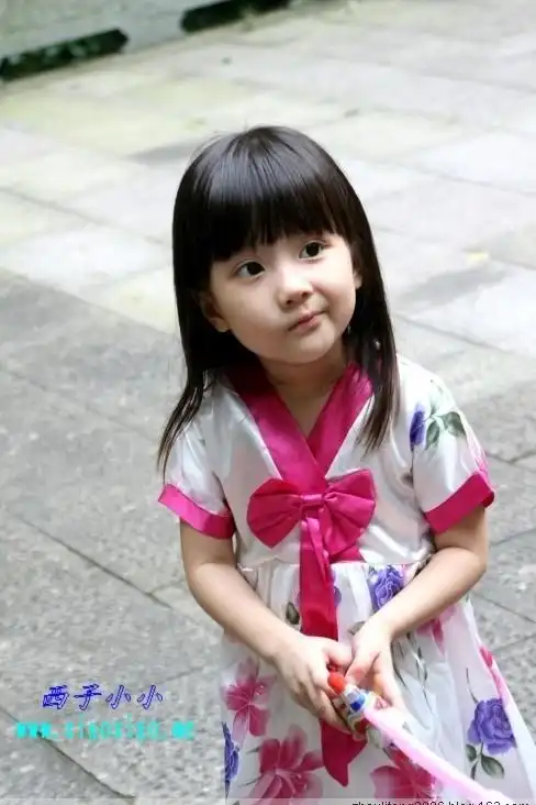 谁有大量可爱的小萝莉图片,拜托要可爱的小小女孩子的
