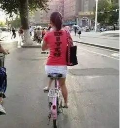 搞笑图片在电脑桌上养盆小绿植吧,他们说可以防辐射哦,他们说...
