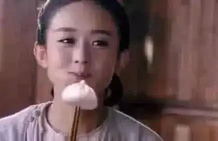 最尬的穿帮镜头,赵丽颖吃空气,最后一图脱离地心引力
