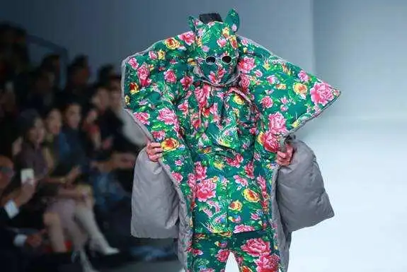 奶奶的花棉袄成gucci新品,一件4500刀,你买吗
