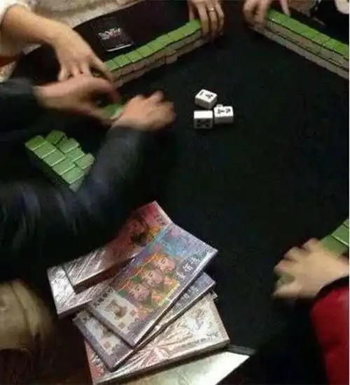 搞笑gif趣图妹子,公众场合注意点啊,你这样乘电梯要是被人看到就尴尬啦
