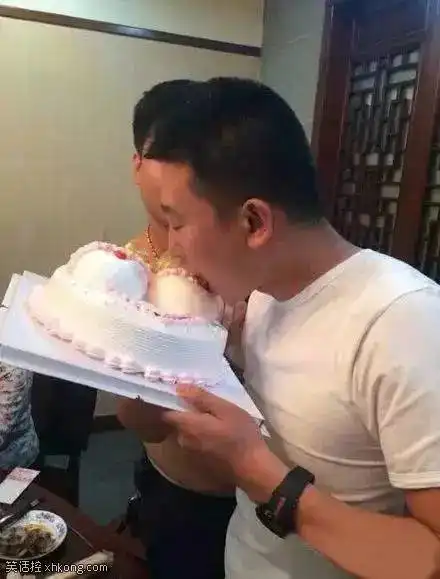 搞笑图片这种被美女围绕的感觉真好
