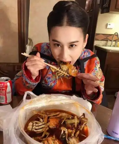 杨子晒黄圣依吃蟹照片,网友直呼后边几张真是毁人气质呀
