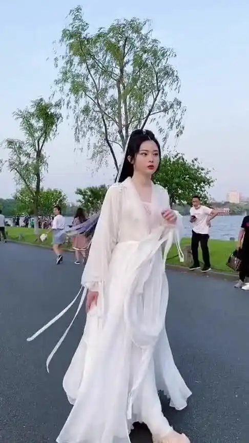 西湖断桥上,回头率百分百,原来是传说中的白娘子终于要和许仙相会了