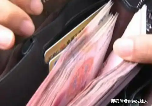 环卫工人捡到钱包,肚子饿花2元买包子吃,失主得知后惊喜来了

