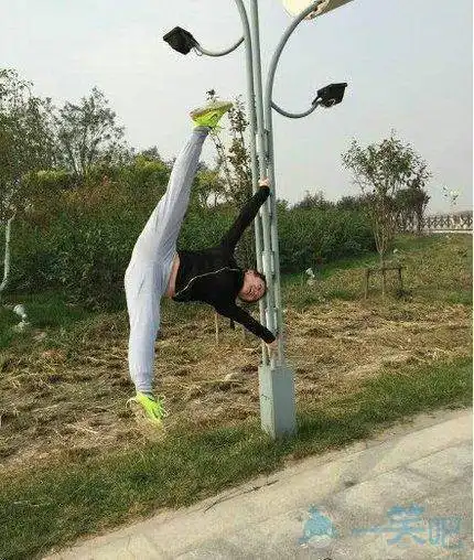 关于风太大的搞笑图片
