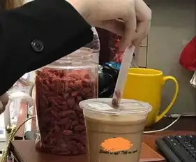 搞笑gif趣图妹子,还有心情喝奶茶呢你看你裤子破成啥样了尴尬