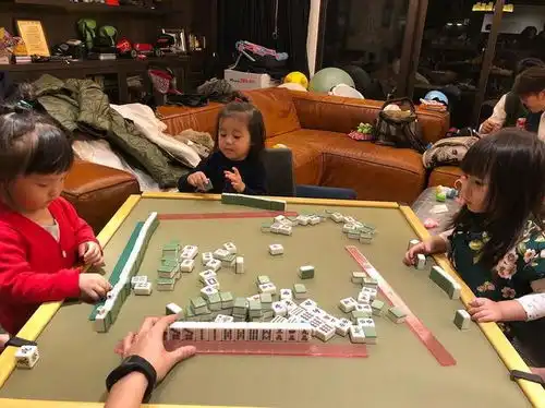 咘咘和小伙伴打麻将气场全开,竖手指这个细节暴露了贾静雯的家教
