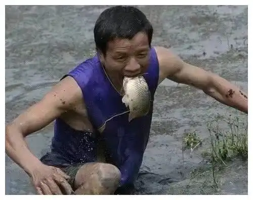 搞笑图片幽默段子笑话兄弟你功夫不错哦,还能把鱼叼起来啊
