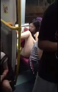 妹纸,你的坐姿错了,赶快重坐