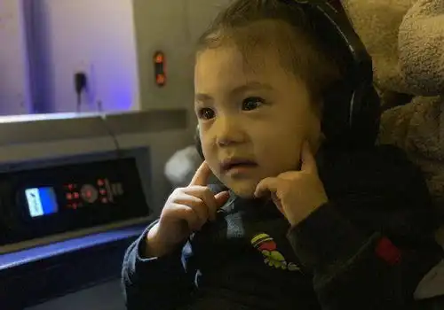 陈冠希晒家人照片变身暖爸,女儿2岁颜值初显,妻子大长腿吸睛
