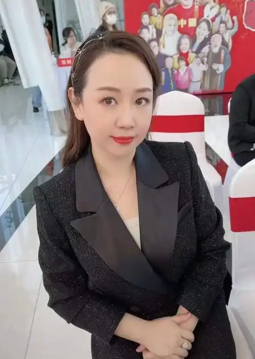 39岁童星关凌引争议,在北京马路中间开心热舞,不戴口罩被批嘚瑟
