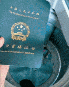 gif搞笑趣图这是干活干的太多所以起火了吧
