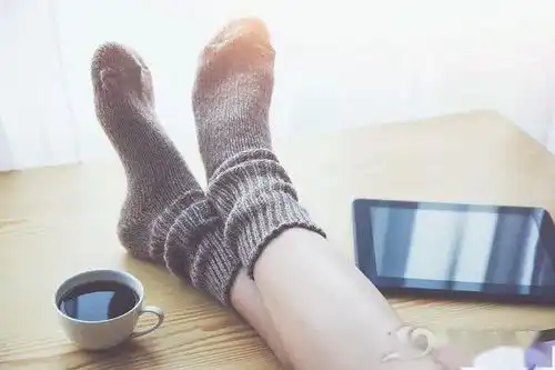 天气炎热别光脚,穿上袜子身体好
