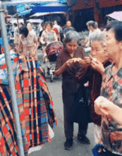 gif搞笑趣图我还以为你真的那么有钱呢原来这只是道具

