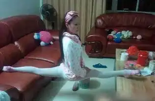 妹子穿长裙子就不要骑车了,这把裙子卷车里多尴尬
