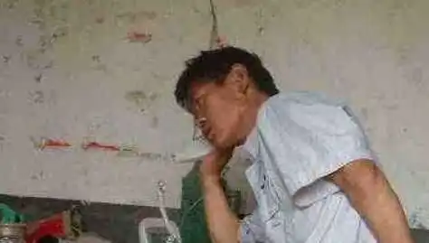 农村的傻子父母去世,三年后上错坟,不久傻子变成村里的首富
