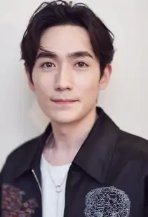 组图朱一龙专访现场表情真挚笑容可掬插兜扮酷释放男性魅力